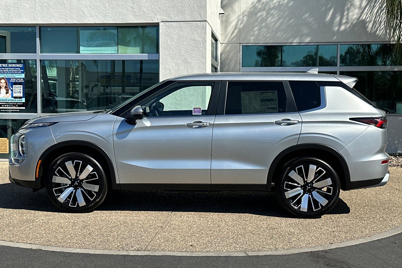 New 2025 Mitsubishi Outlander SE image 7