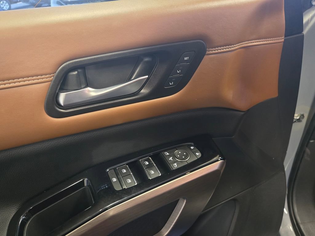 Used 2022 Nissan Pathfinder Platinum w/ Cargo Package image 11