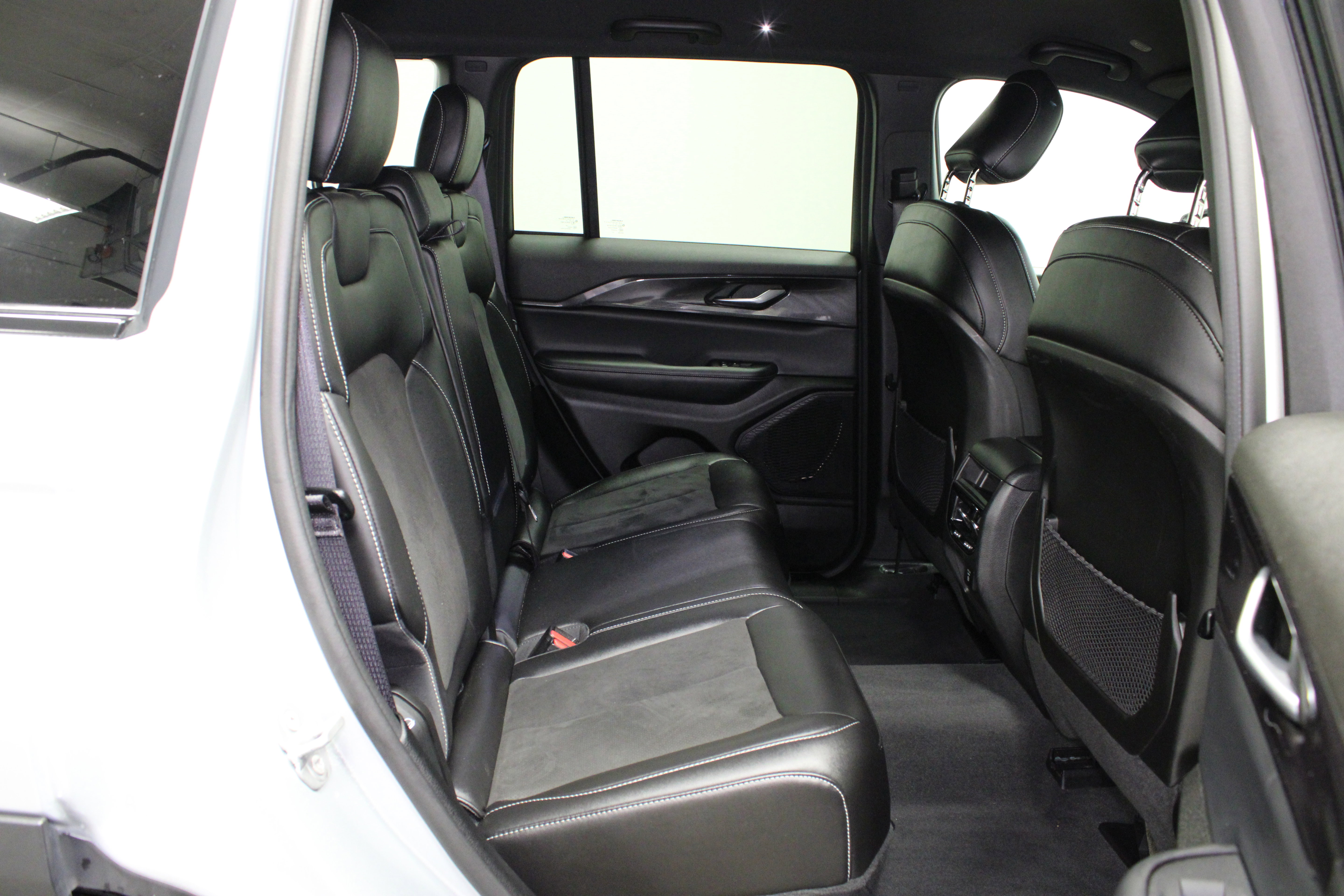 Used 2023 Jeep Grand Cherokee Altitude AWD/4WD image 15