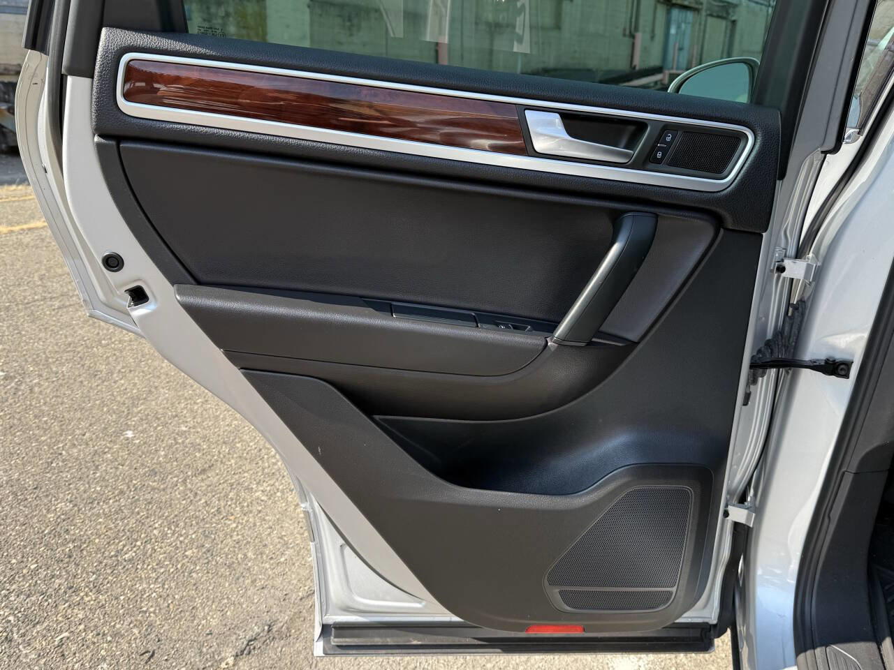 Used 2012 Volkswagen Touareg Sport image 26