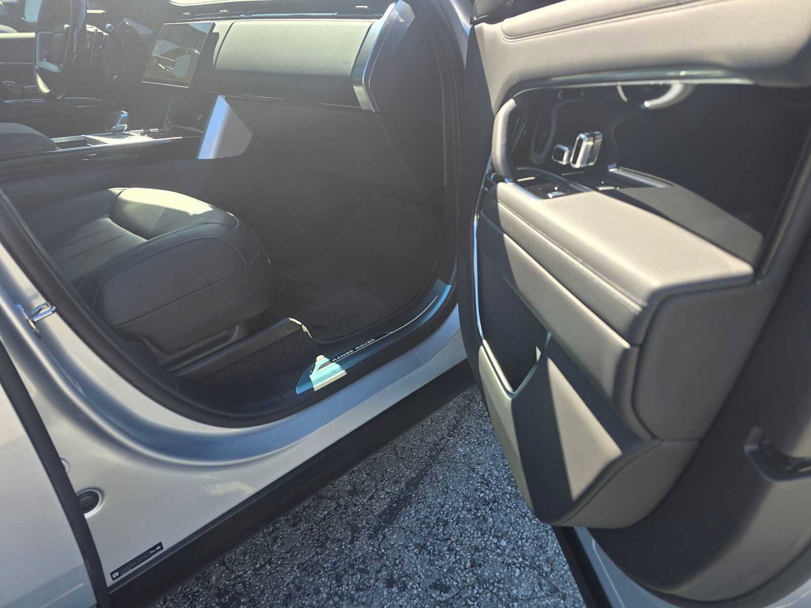 Used 2025 Land Rover Range Rover SE image 10