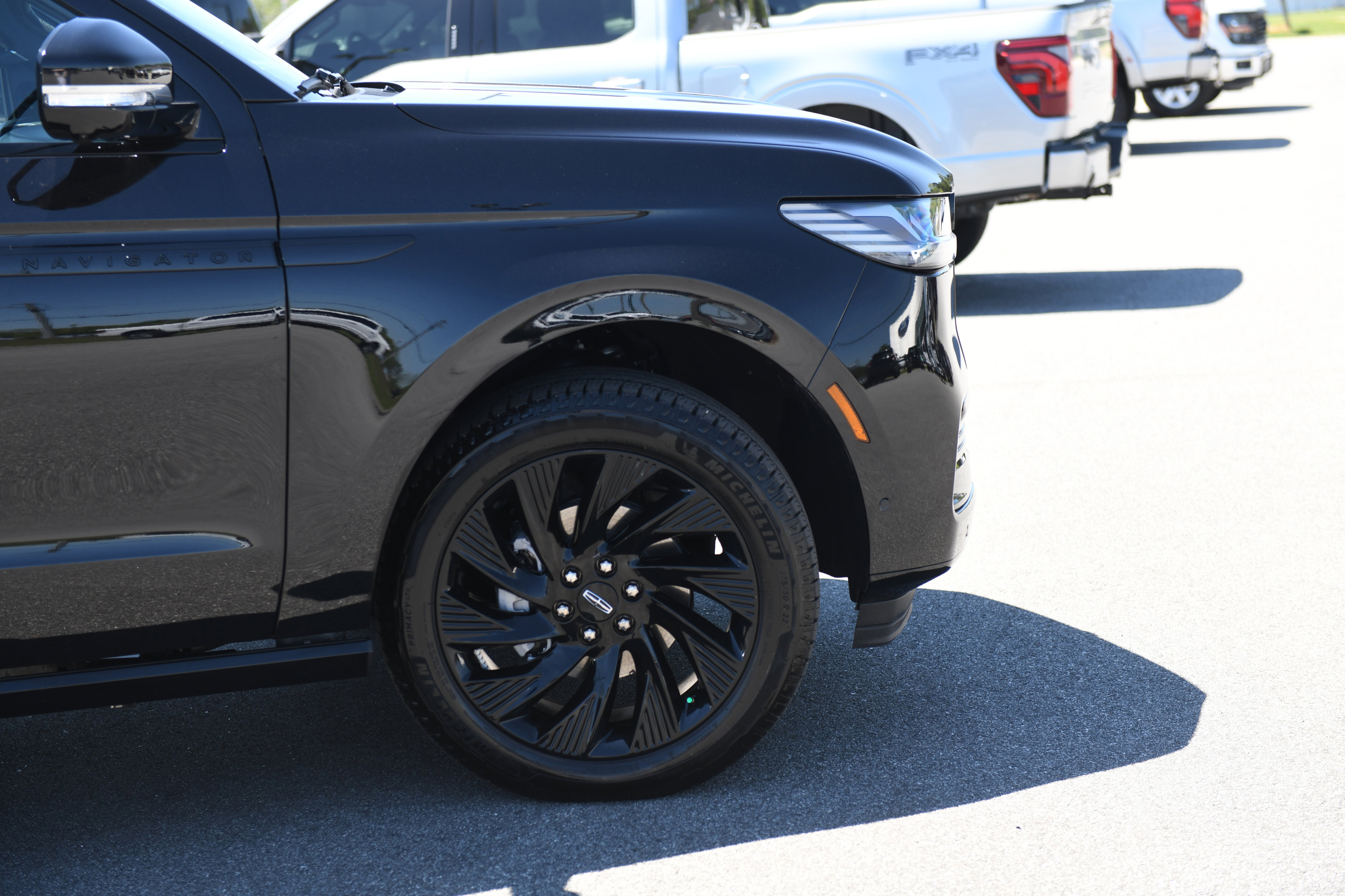 Used 2025 Lincoln Navigator Reserve w/ Jet Appearance Package image 3