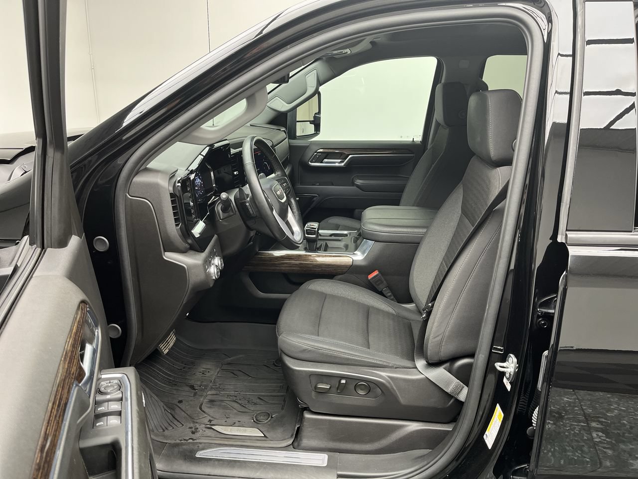 Used 2024 GMC Sierra 1500 Elevation w/ Preferred Package AWD/4WD image 3