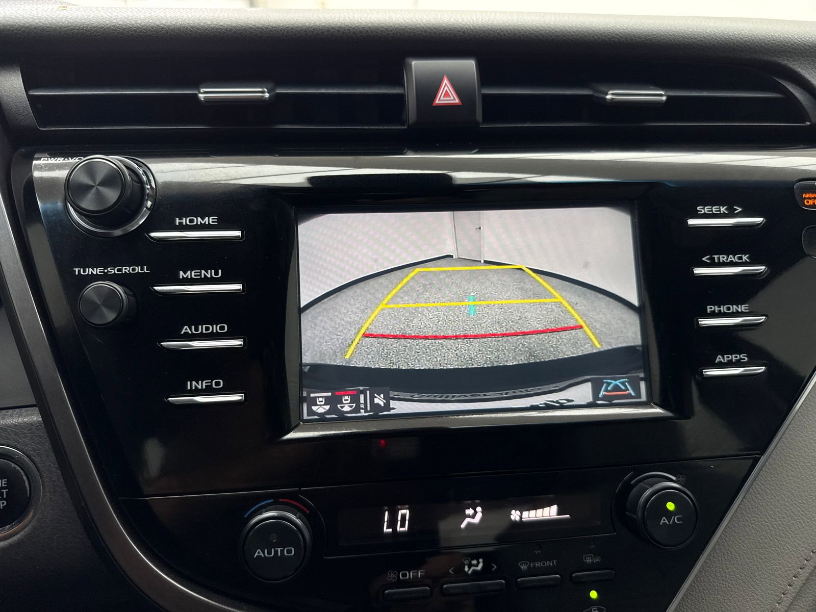 Used 2018 Toyota Camry SE w/ Convenience Package FWD image 29
