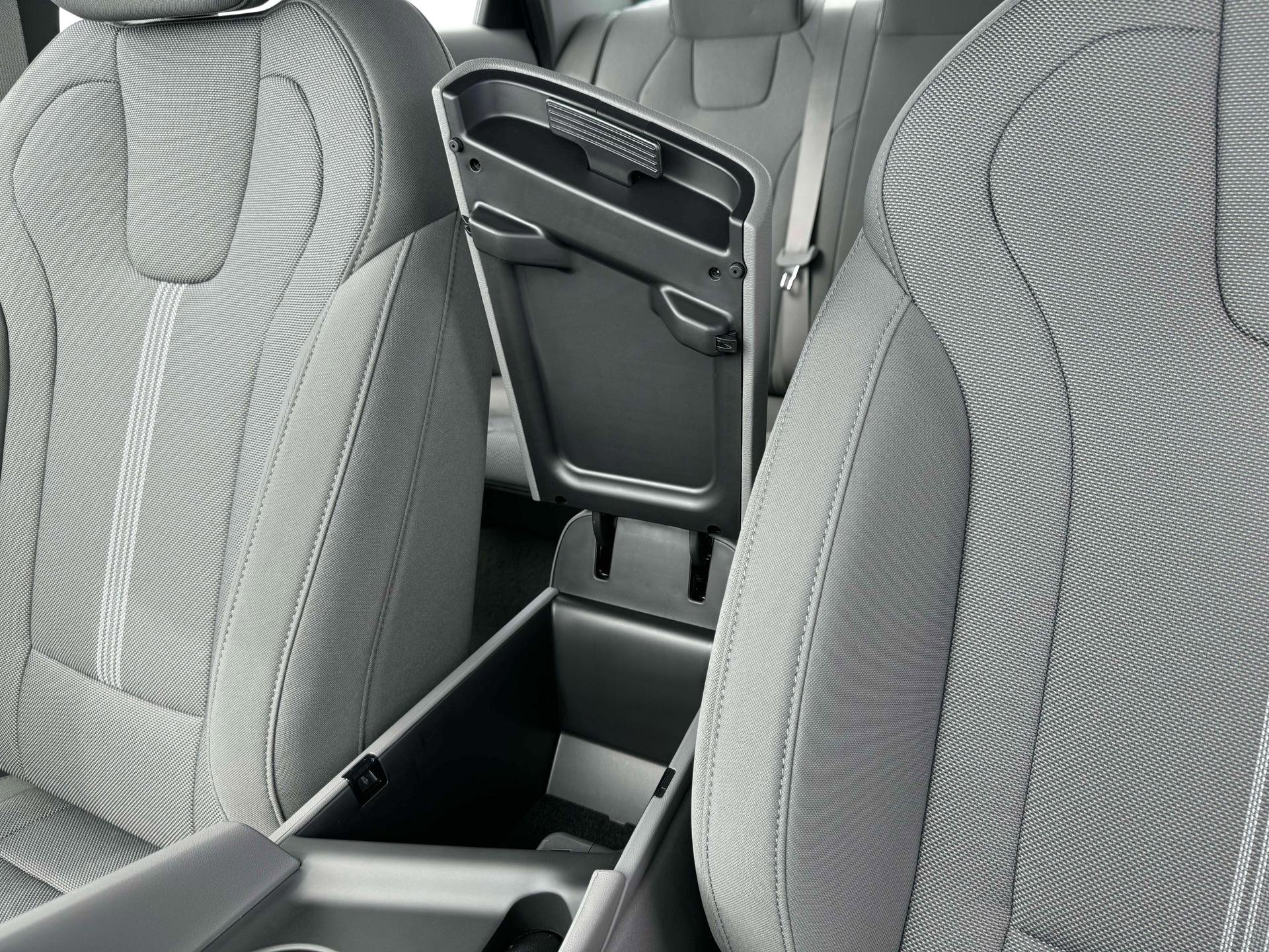 New 2025 Hyundai Elantra SE image 18