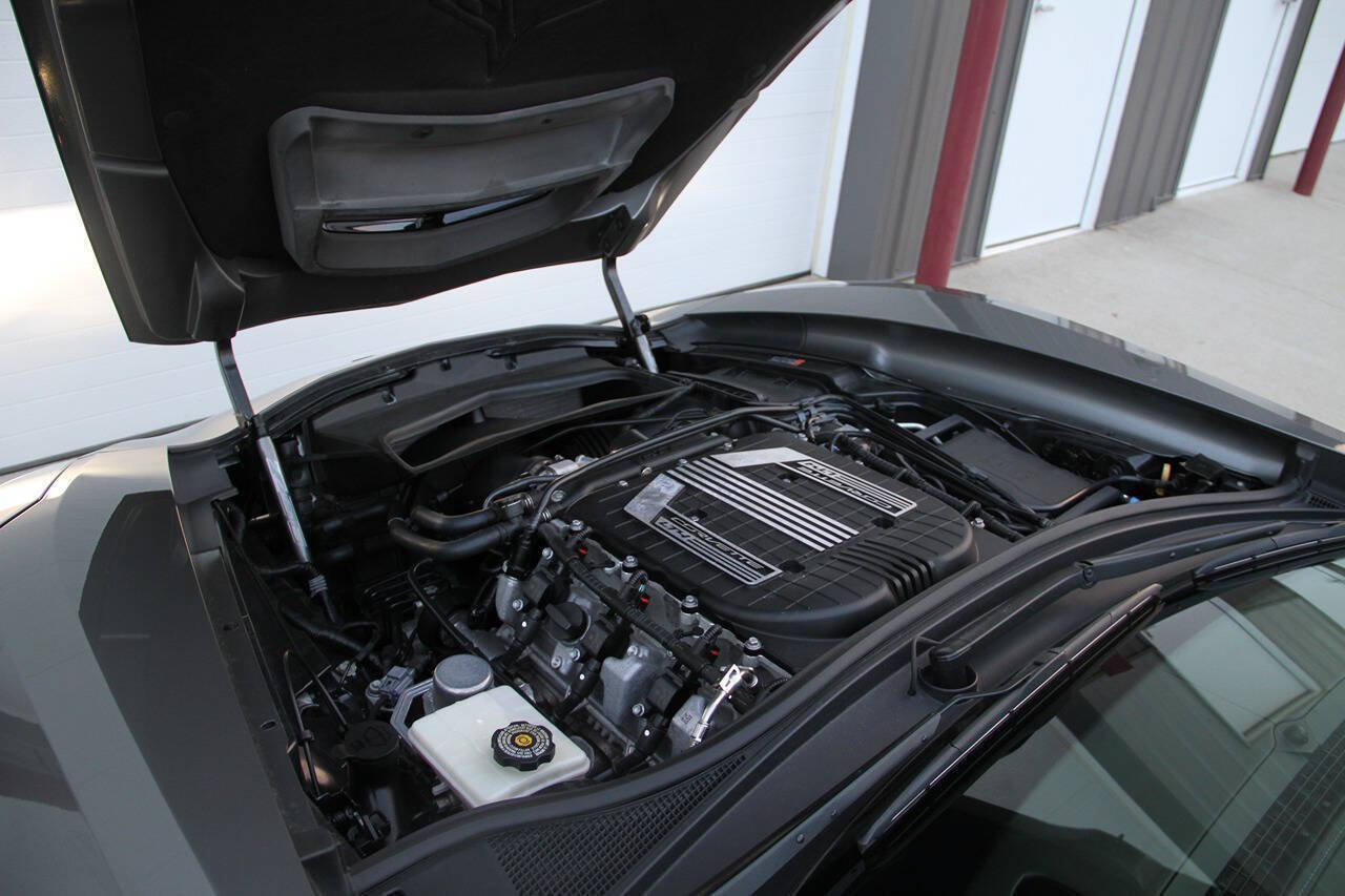Used 2015 Chevrolet Corvette Z06 w/ 3LZ Preferred Equipment Group RWD image 27