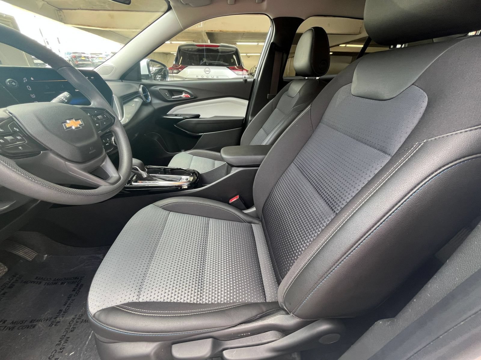 Used 2025 Chevrolet Trax LT FWD image 27