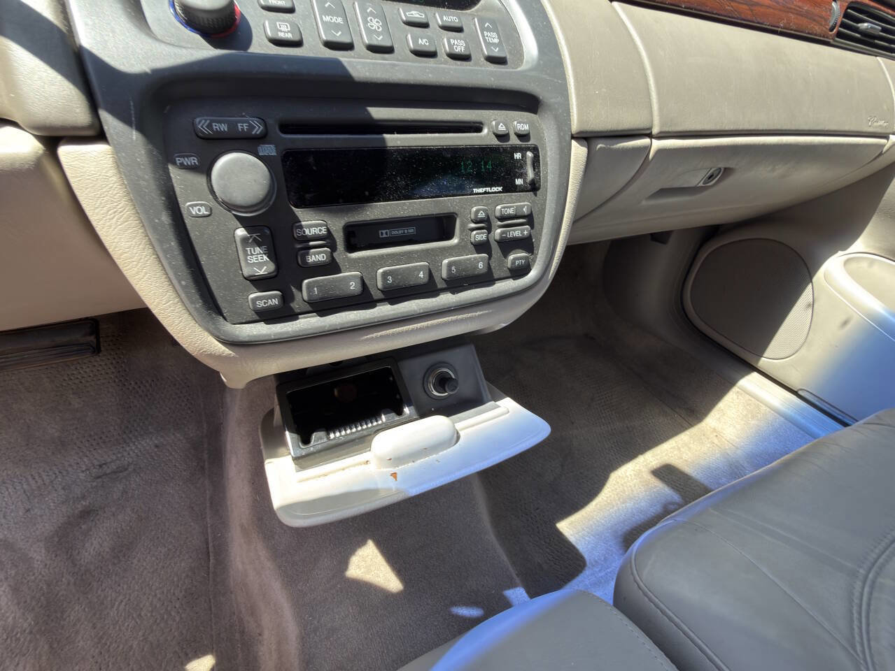 Used 2003 Cadillac De Ville w/ Comfort & Convenience Package FWD image 63