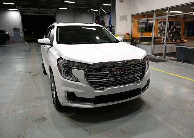 Used 2024 GMC Terrain Denali w/ Denali Premium Package image 3
