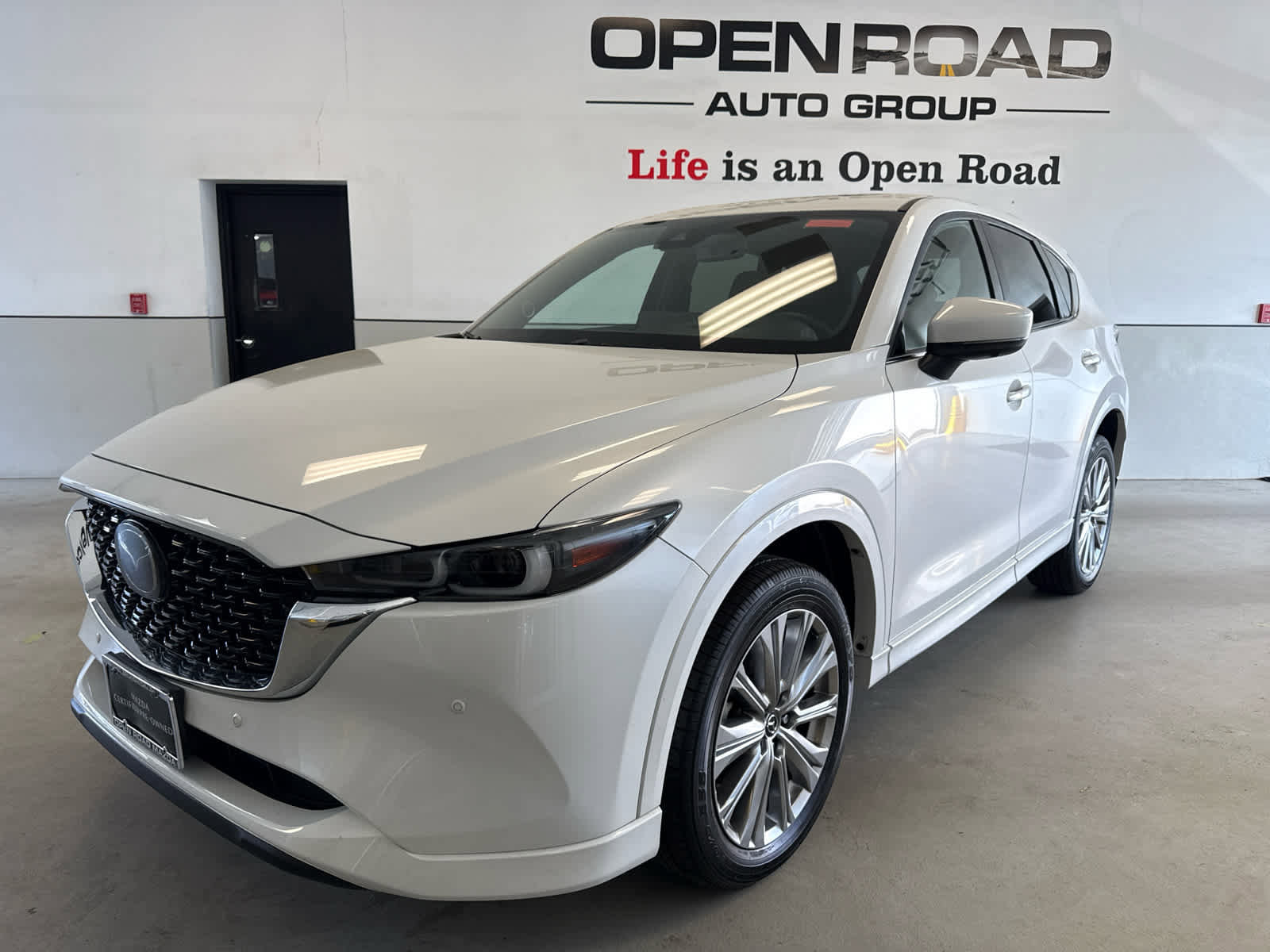 Used 2023 MAZDA CX-5 Signature AWD/4WD image 2