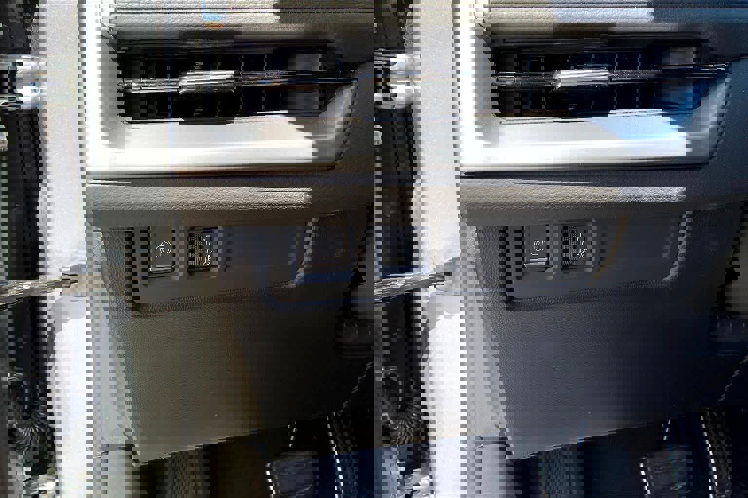 Used 2025 Cadillac XT4 Sport w/ Technology Package image 32