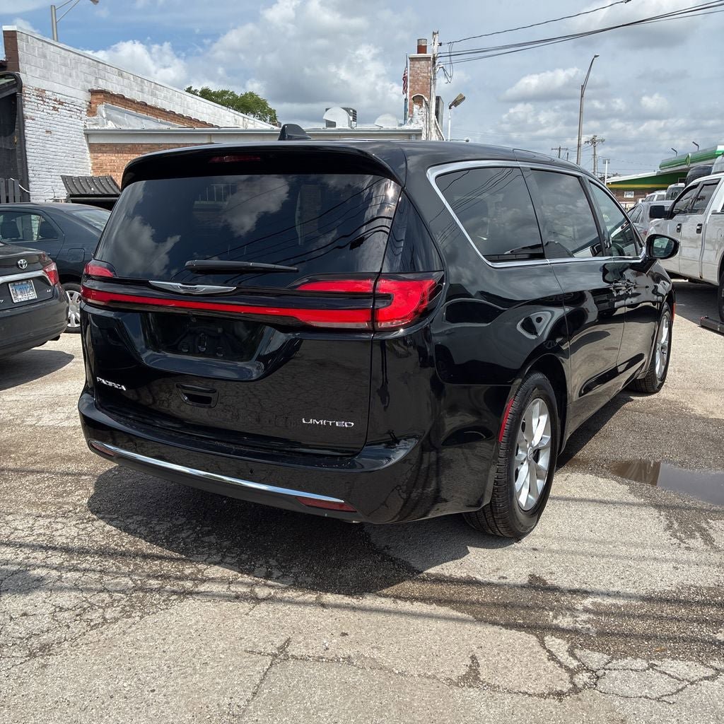 Used 2026 Chrysler Pacifica Limited FWD image 3