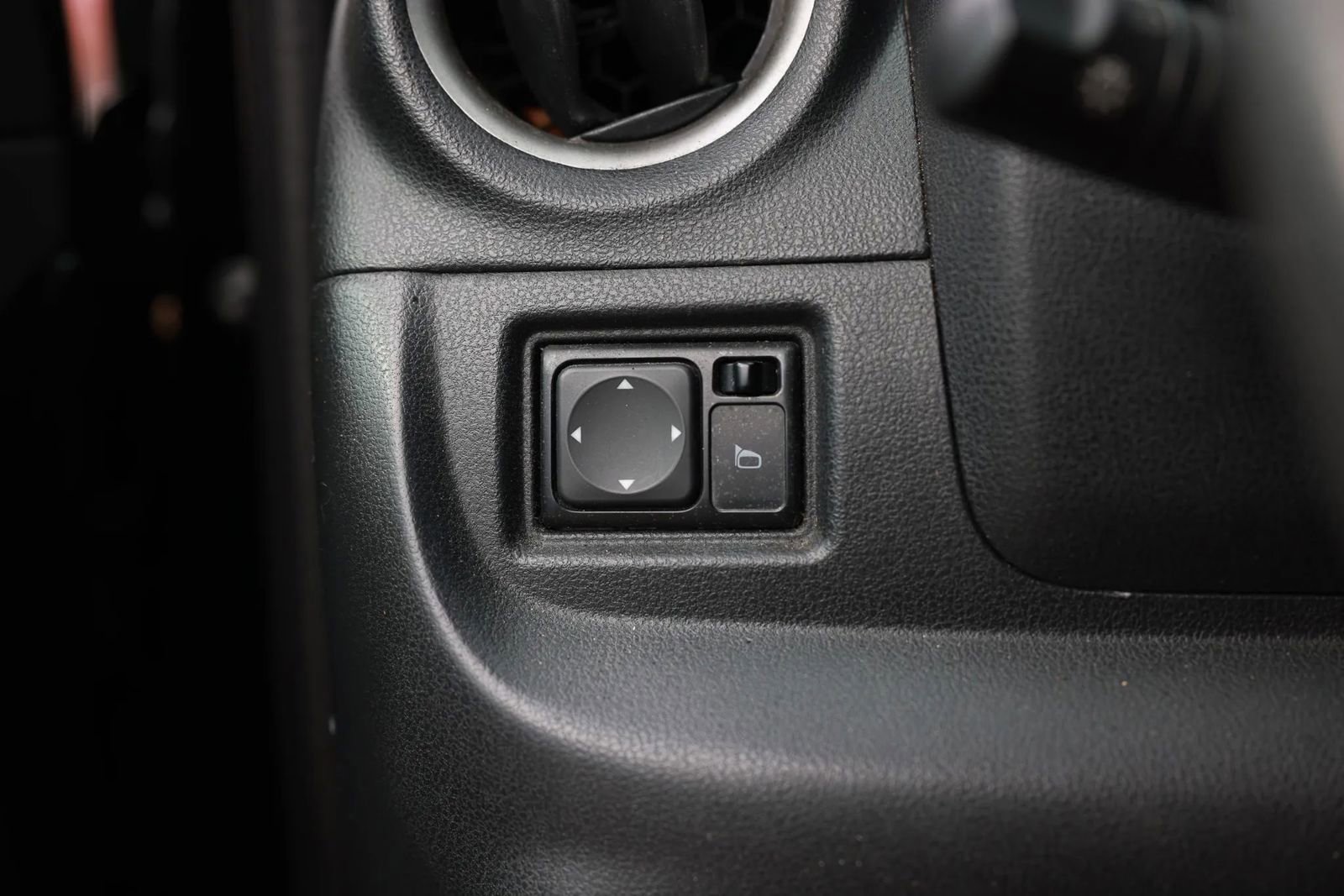 Used 2014 Nissan Versa SV image 40