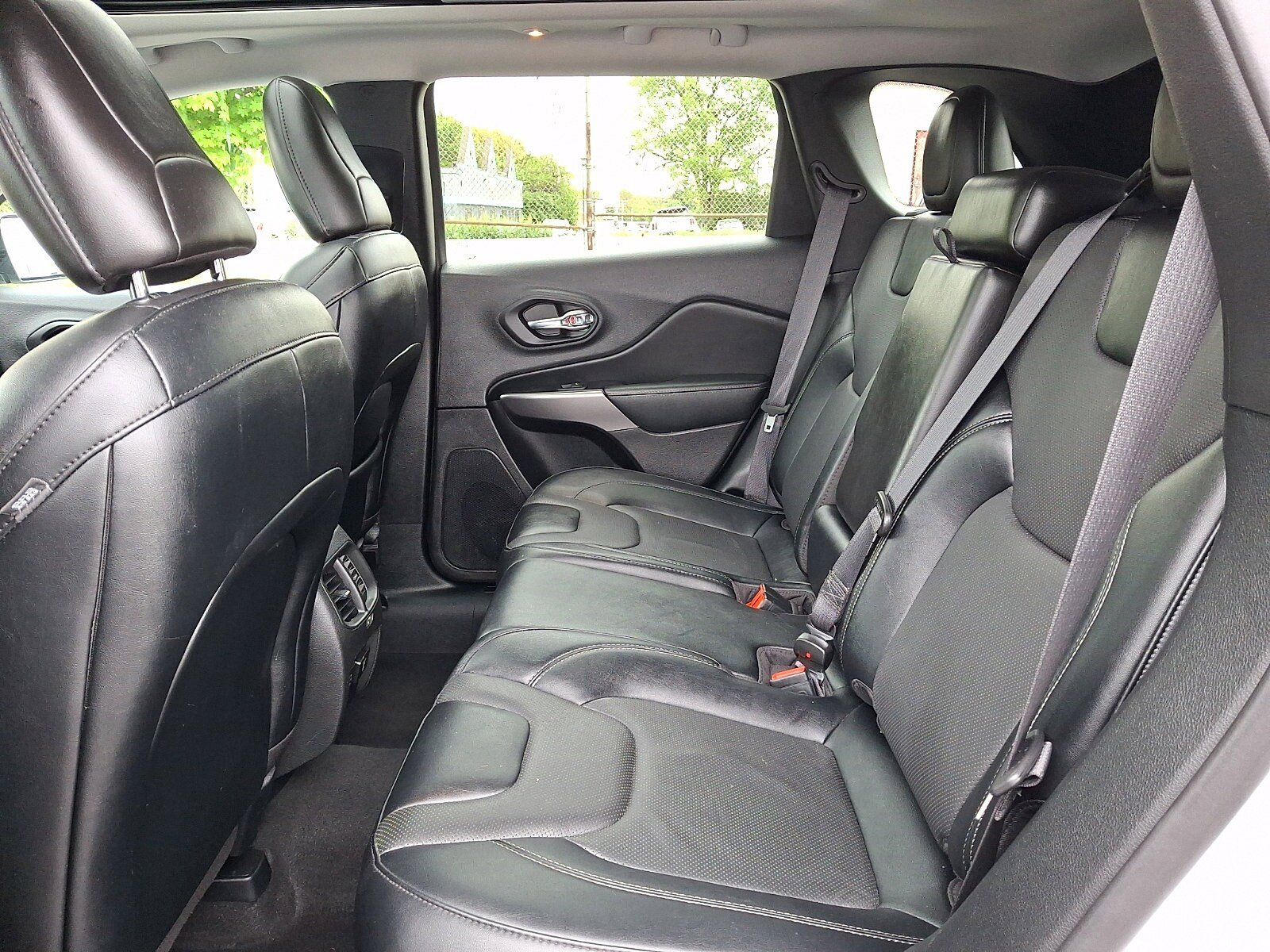 Used 2022 Jeep Cherokee Limited AWD/4WD image 10