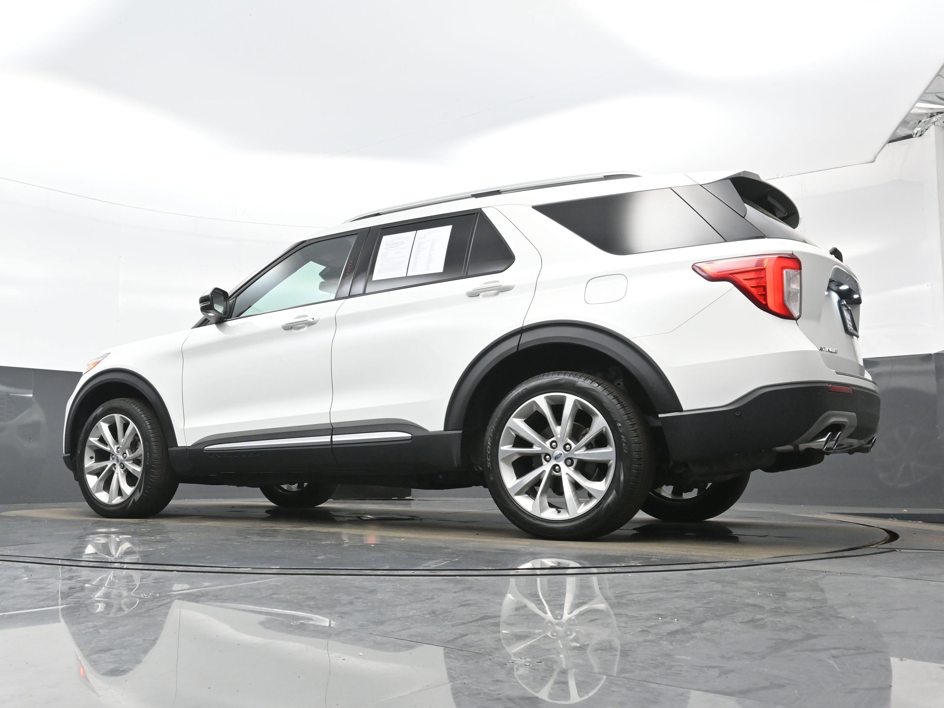 Used 2023 Ford Explorer Platinum w/ Technology Package AWD/4WD image 31