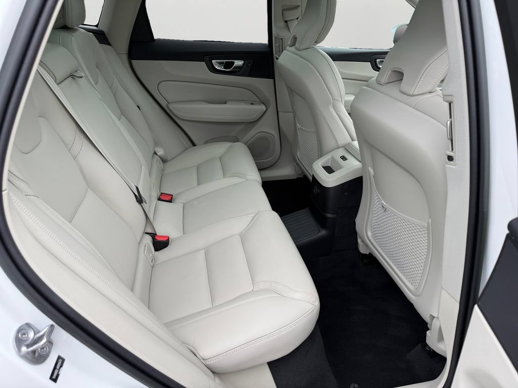 Certified 2022 Volvo XC60 T8 Inscription w/ Advanced Package AWD/4WD image 11