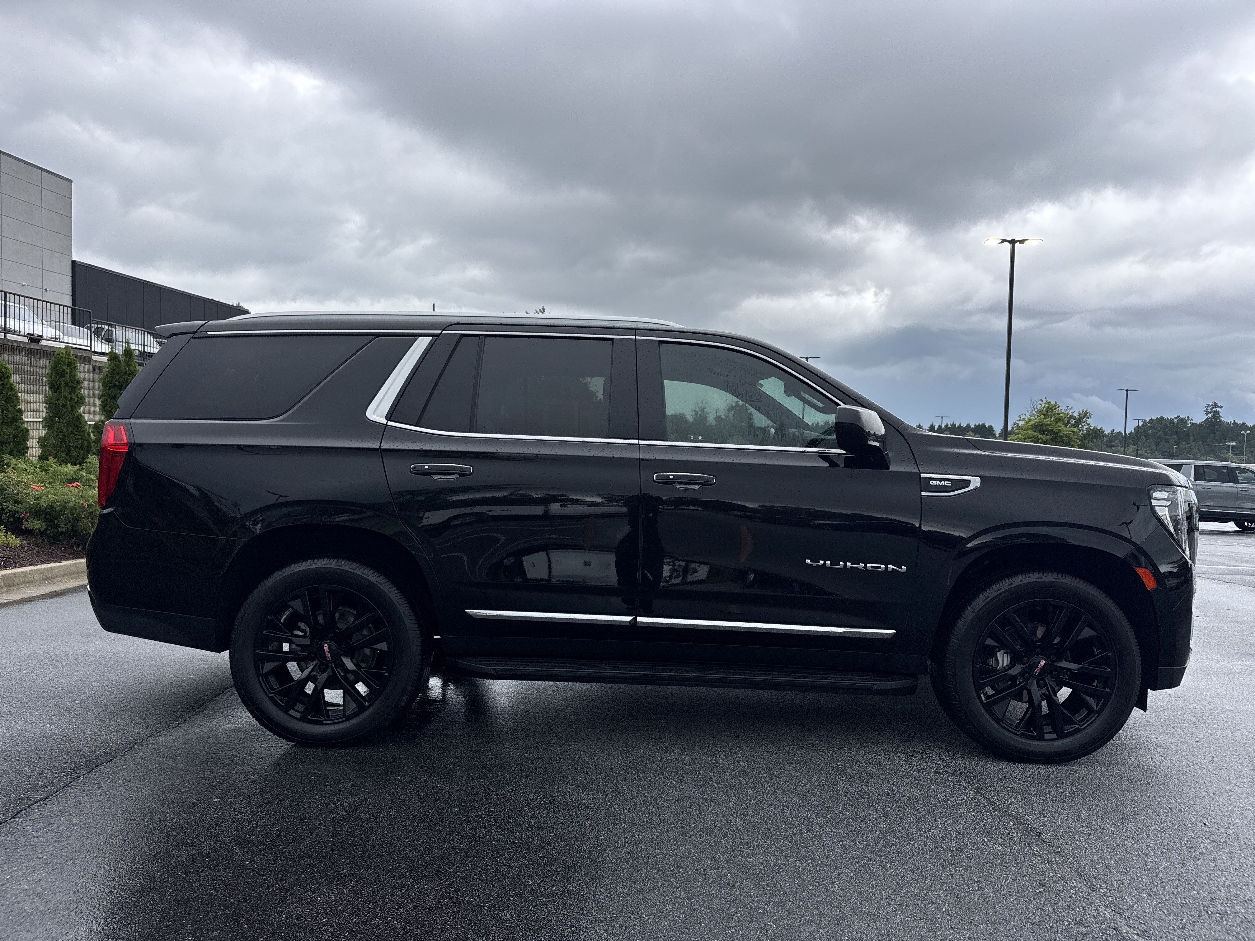 Used 2023 GMC Yukon SLT AWD/4WD image 11
