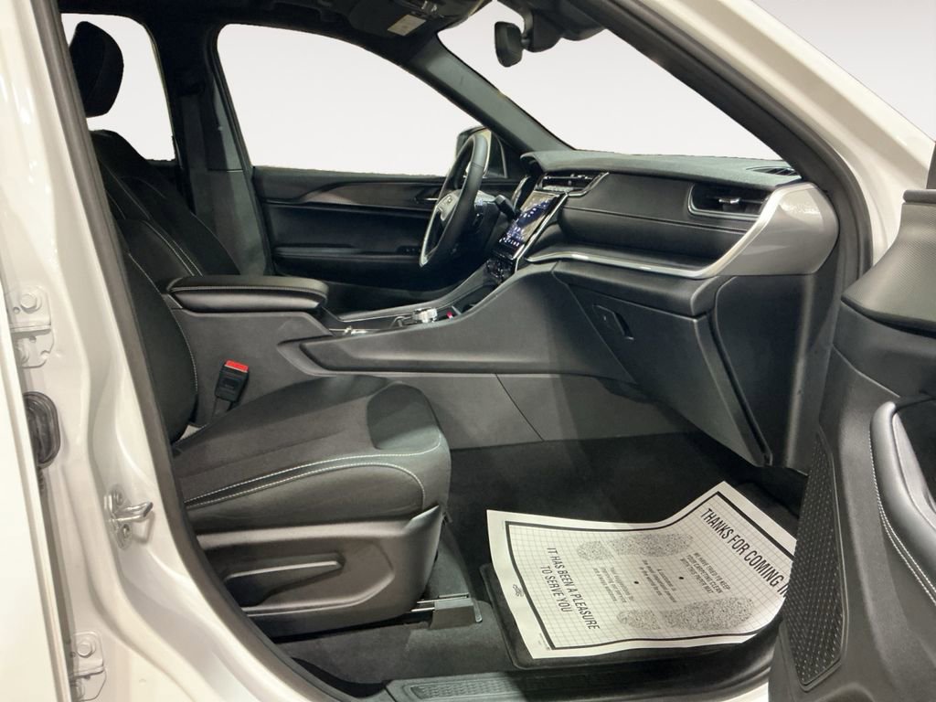 Used 2024 Jeep Grand Cherokee Laredo X w/ Luxury Tech Group I image 15