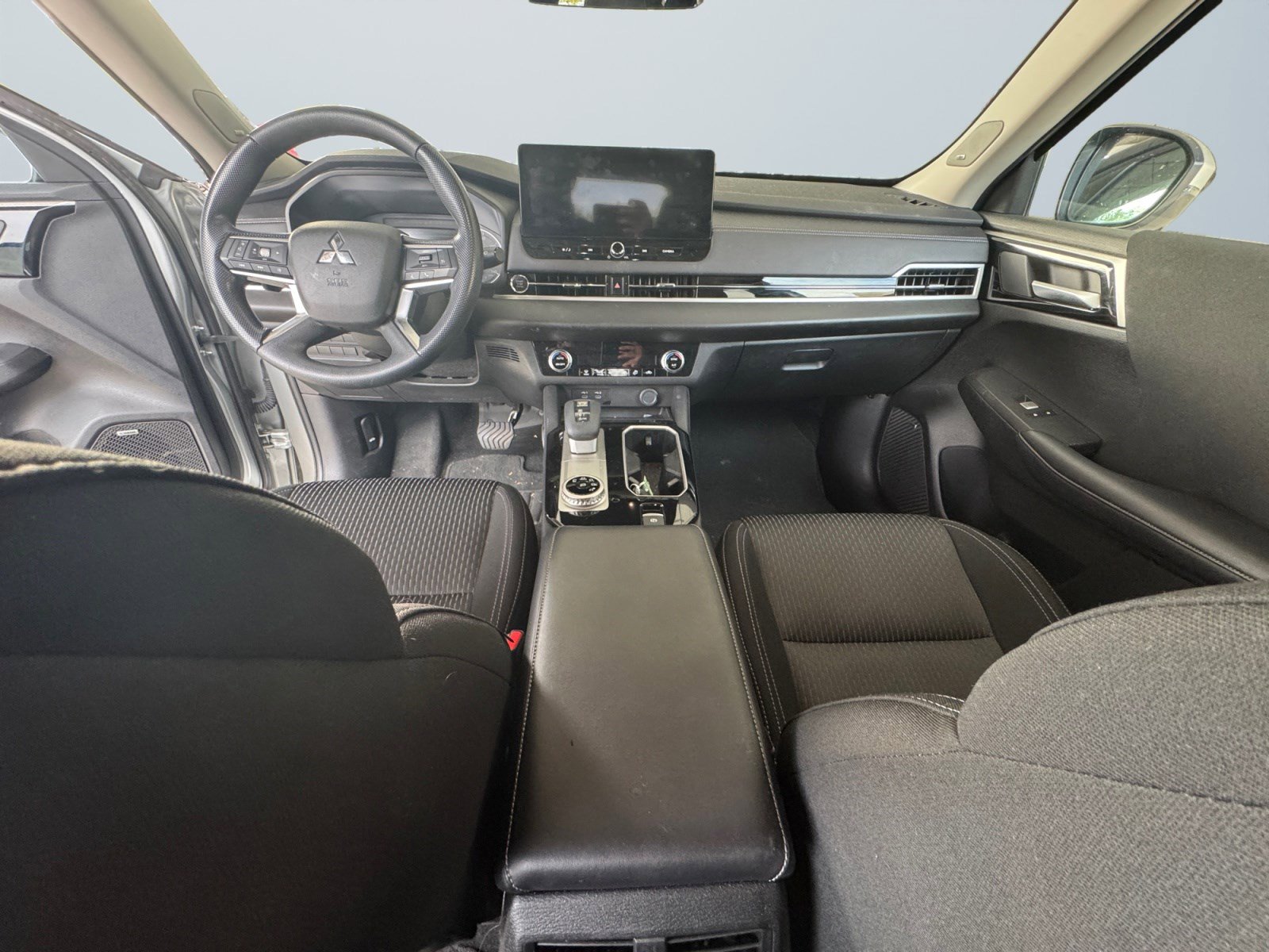 Used 2025 Mitsubishi Outlander ES image 11