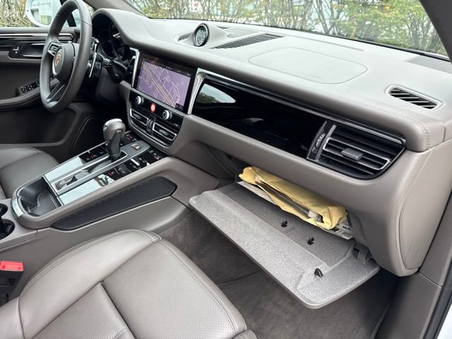 Used 2025 Porsche Macan AWD/4WD image 26