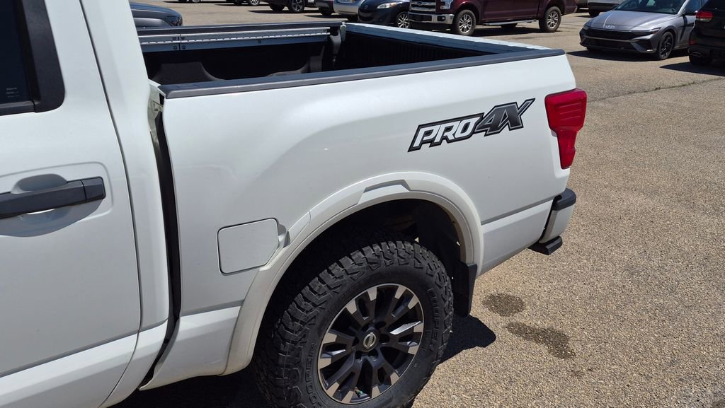 Used 2018 Nissan Titan PRO-4X w/ Pro-4x Convenience Package AWD/4WD image 10