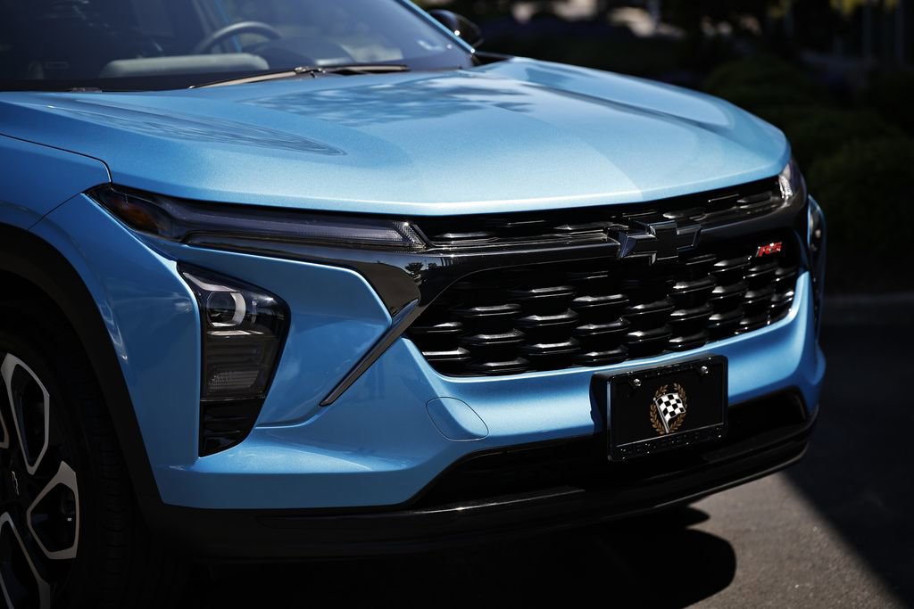 Used 2025 Chevrolet Trax RS w/ Sunroof Package FWD image 2