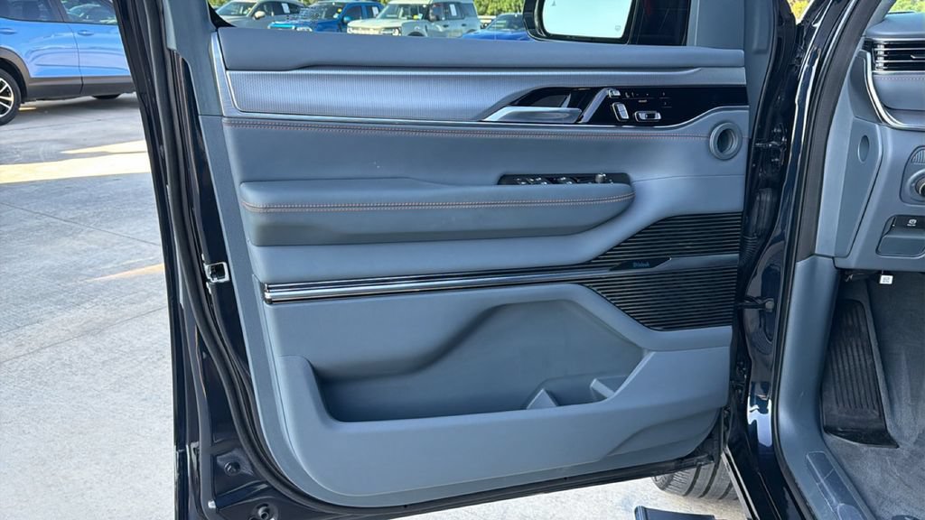 Used 2023 Jeep Grand Wagoneer L Series II w/ Premium Group II AWD/4WD image 11