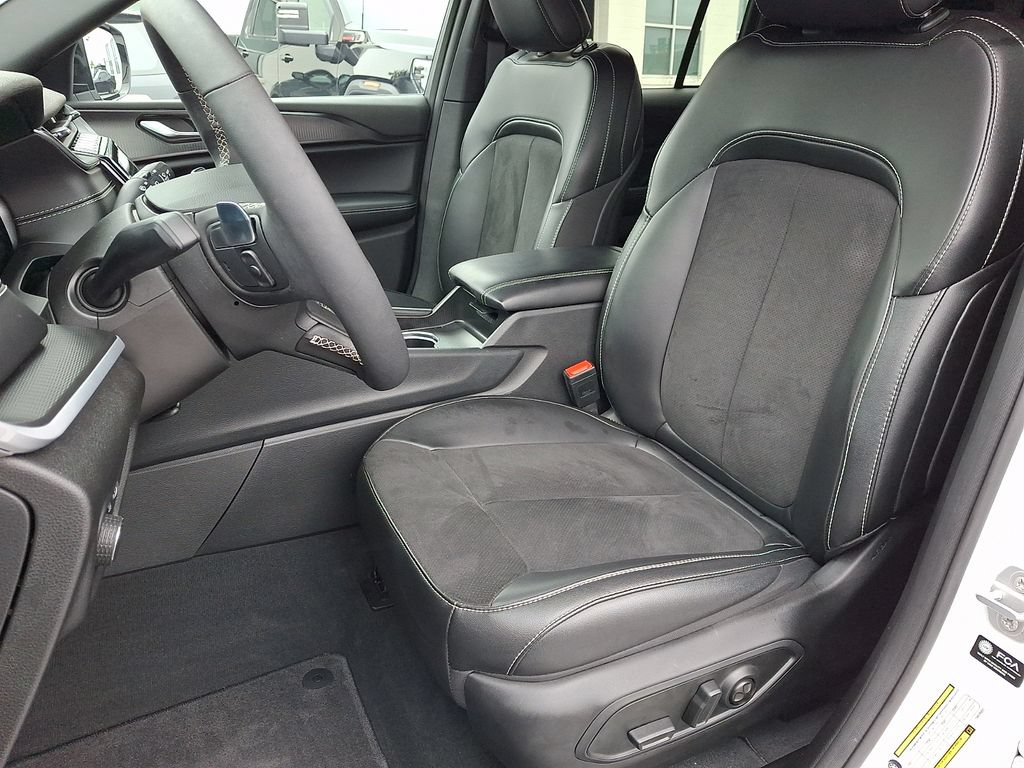 Used 2025 Jeep Grand Cherokee Altitude AWD/4WD image 16