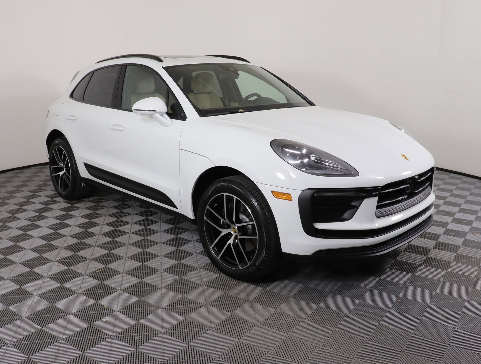 Used 2025 Porsche Macan image 7