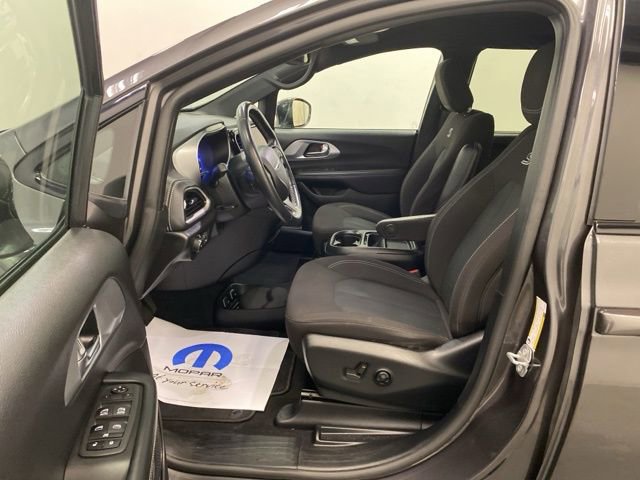 Used 2021 Chrysler Pacifica Touring image 9