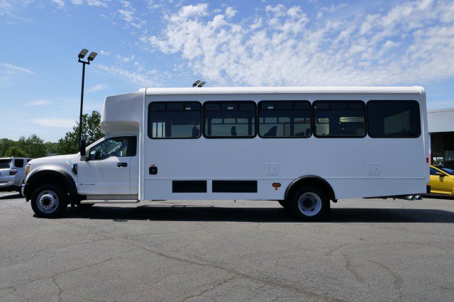 Used 2017 Ford F550 2WD Regular Cab Super Duty image 4