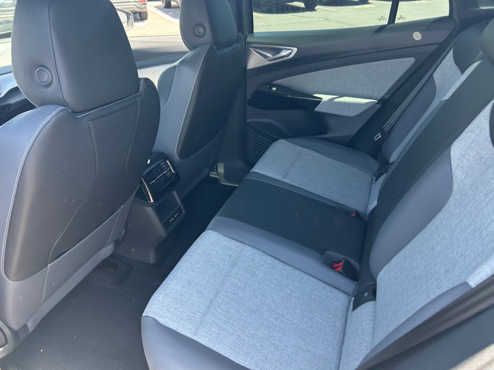 New 2025 Volkswagen ID.4 Pro RWD image 17