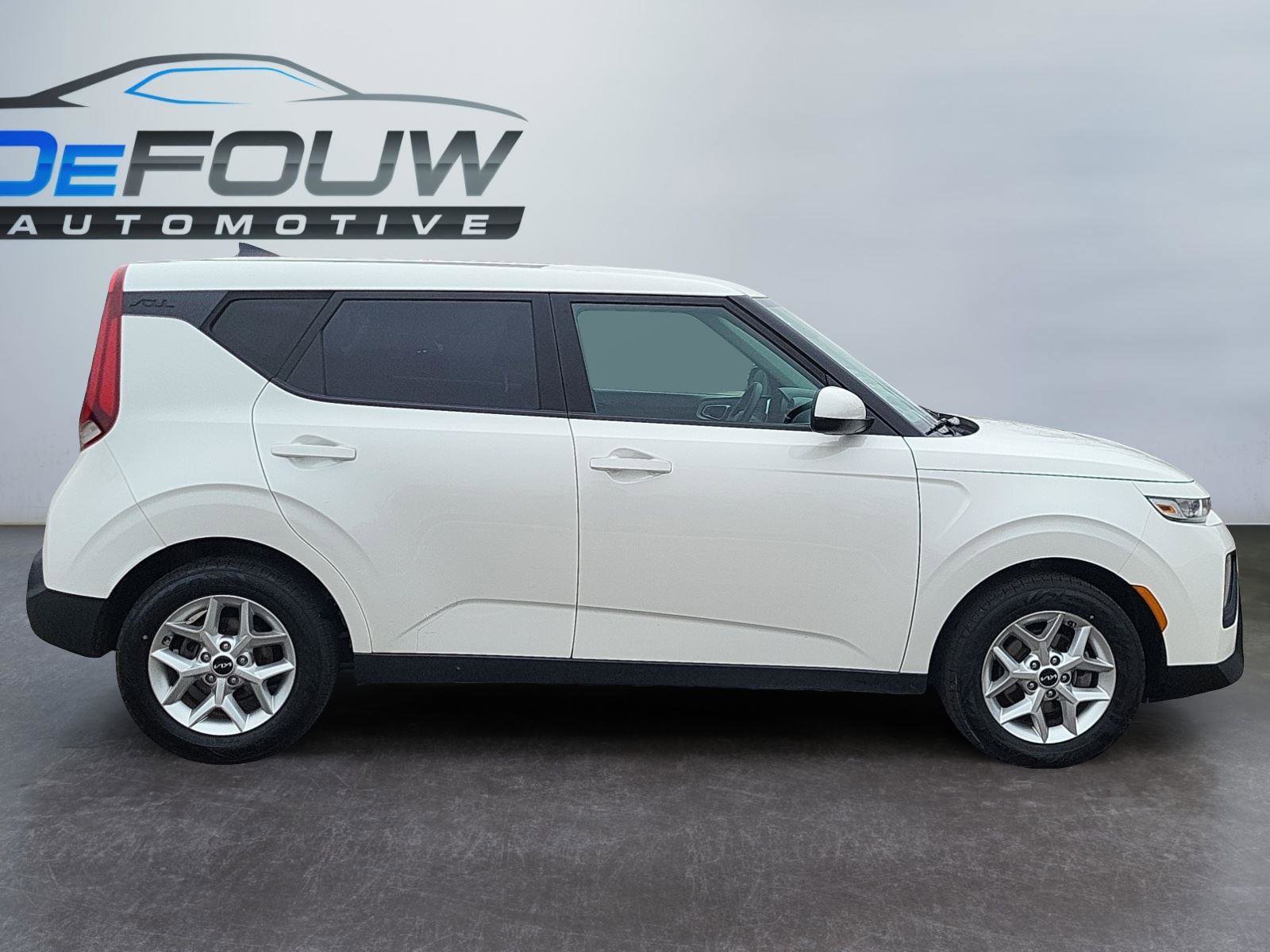 Used 2022 Kia Soul LX w/ Technology Package image 2