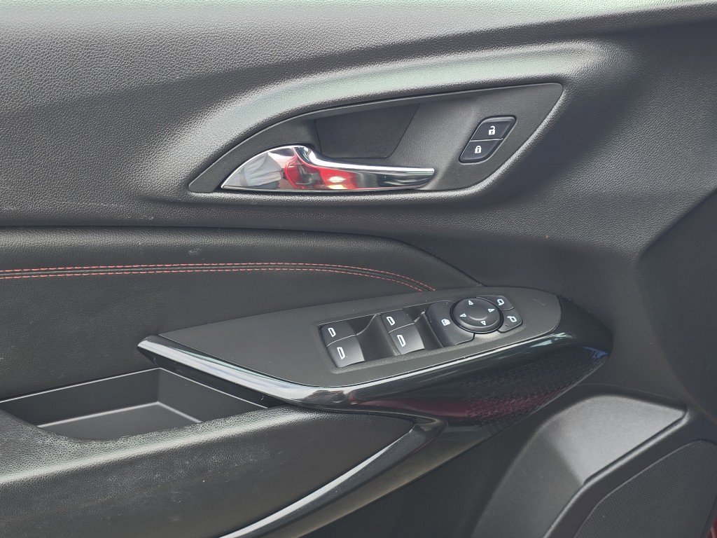 Certified 2025 Chevrolet Trax RS w/ Sunroof Package image 12