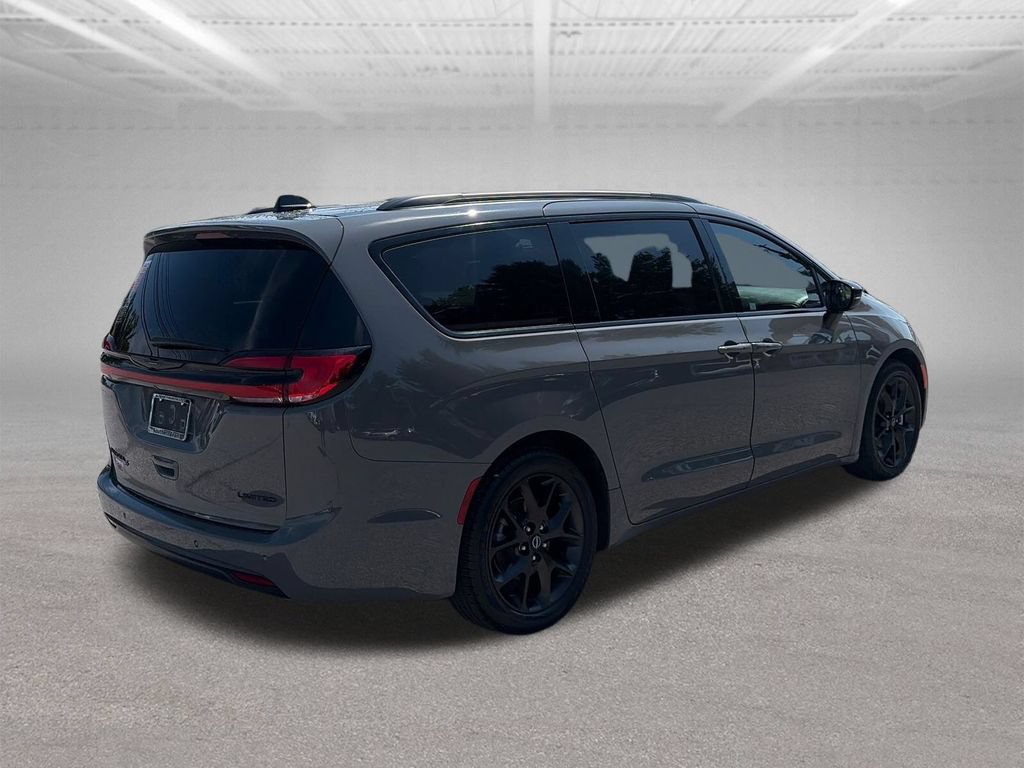 Used 2025 Chrysler Pacifica Limited FWD image 6