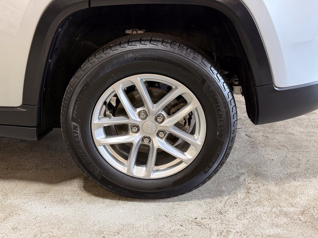 Used 2025 Jeep Grand Cherokee Laredo X AWD/4WD image 35