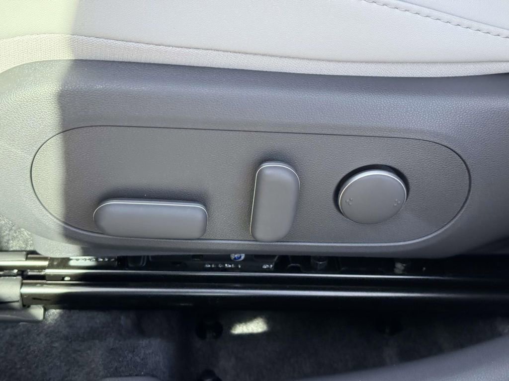 Used 2025 Hyundai Kona Limited image 17