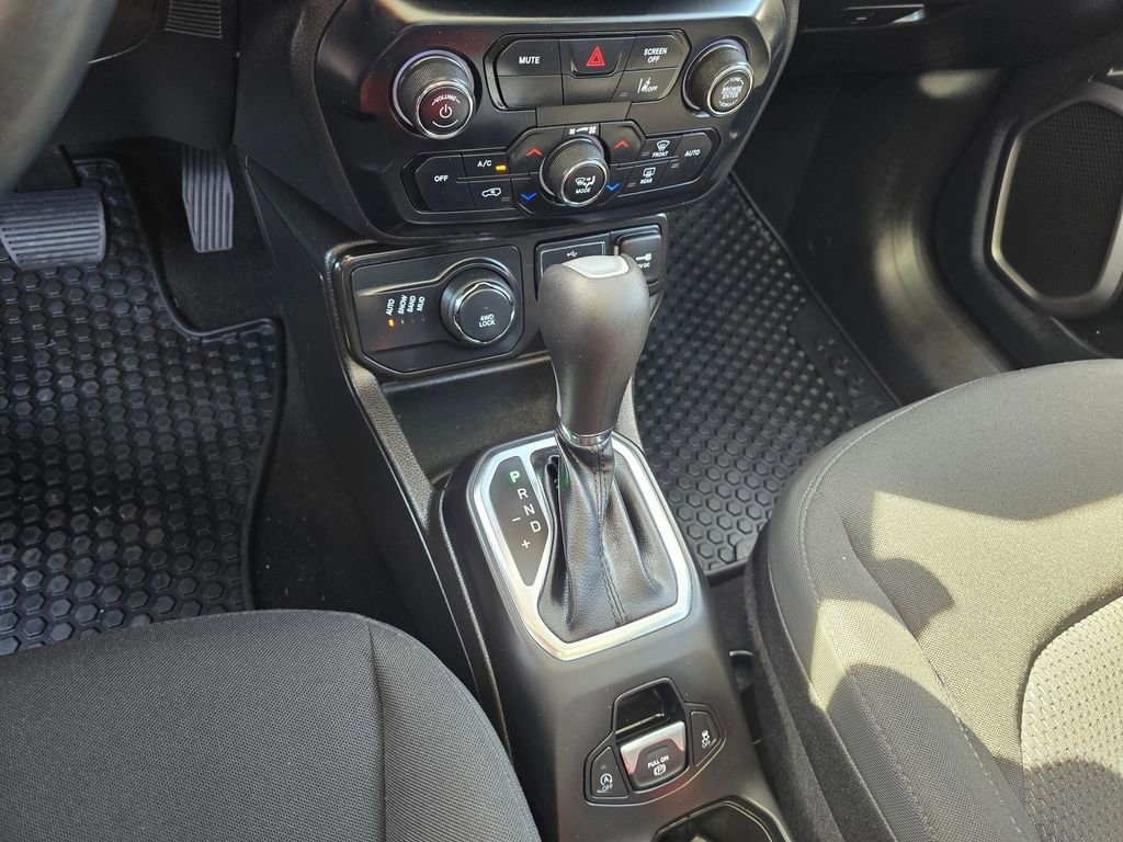 Used 2023 Jeep Renegade Latitude w/ Sun/Sound Group AWD/4WD image 27