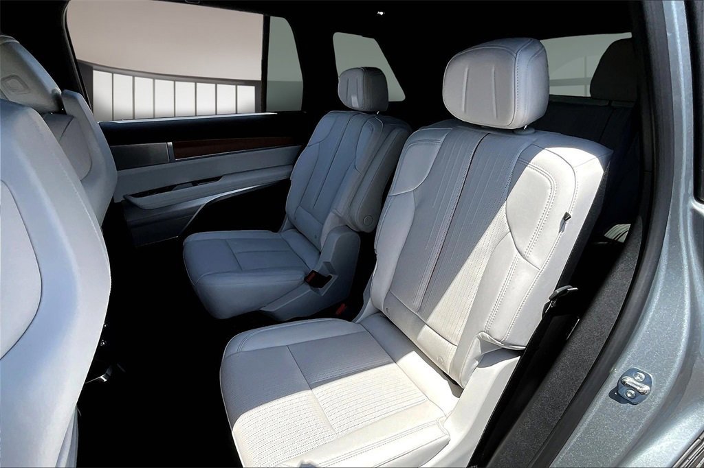 New 2026 Cadillac Vistiq Luxury w/ LPO, Floor Liner Package image 10