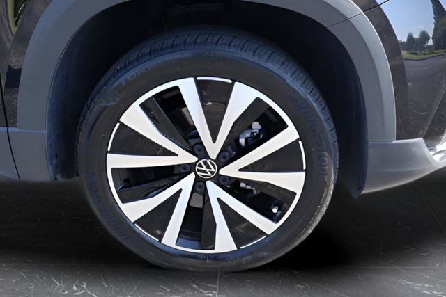 Certified 2024 Volkswagen Taos SE FWD image 10