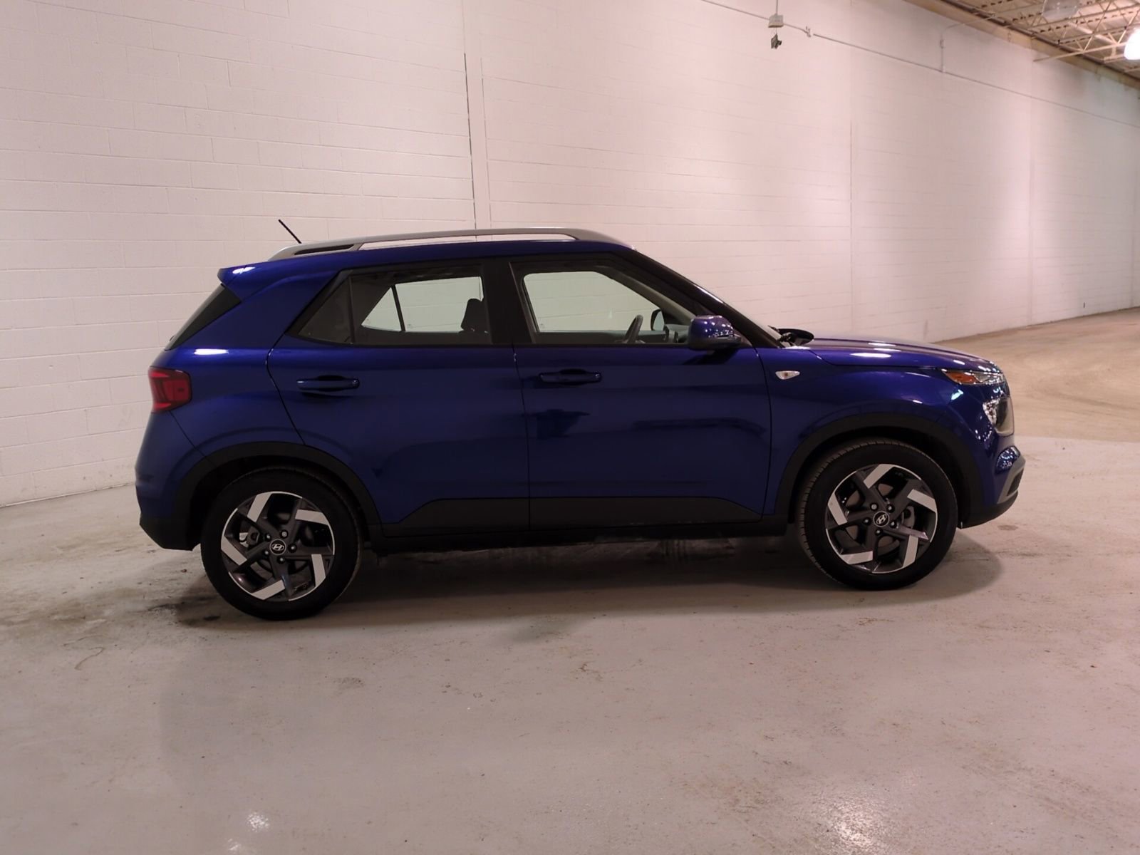 Used 2025 Hyundai Venue SEL image 2