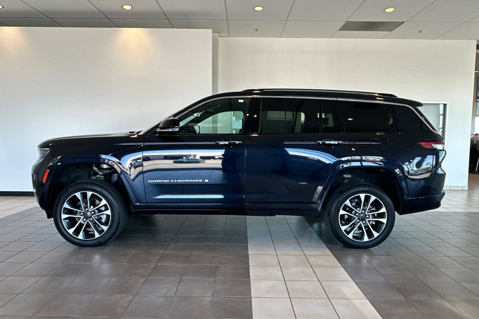 Used 2024 Jeep Grand Cherokee L Overland w/ Trailer Tow Package AWD/4WD image 7
