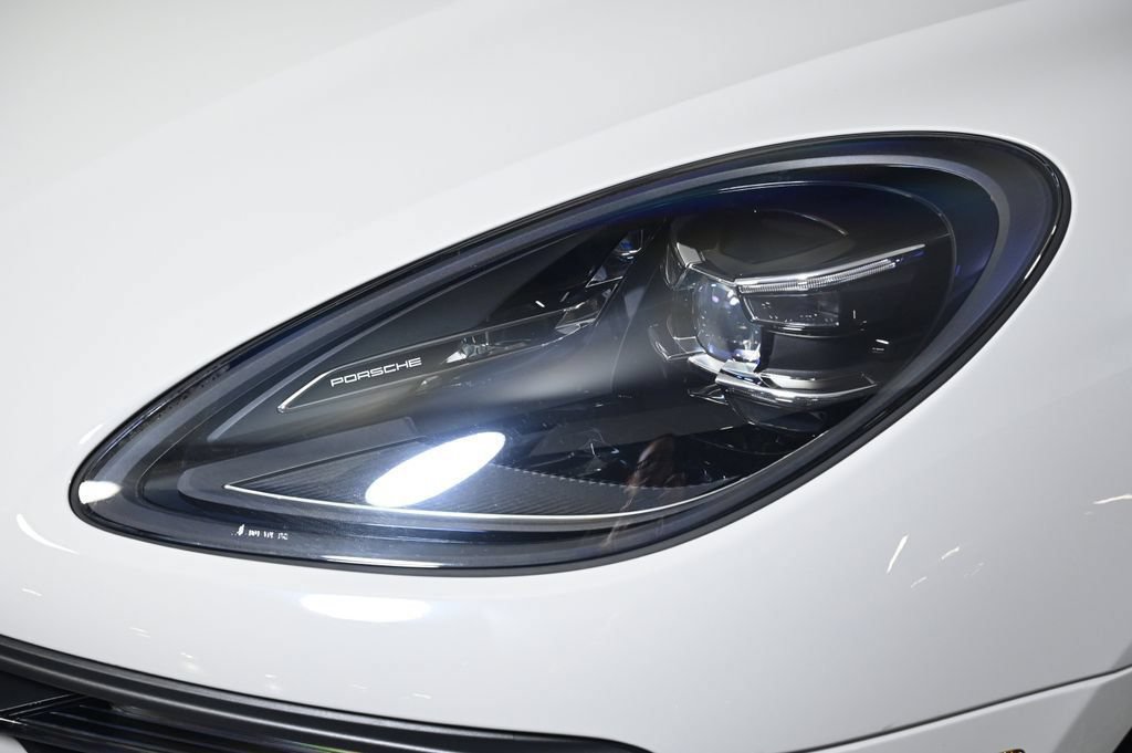 Certified 2023 Porsche Macan AWD/4WD image 27