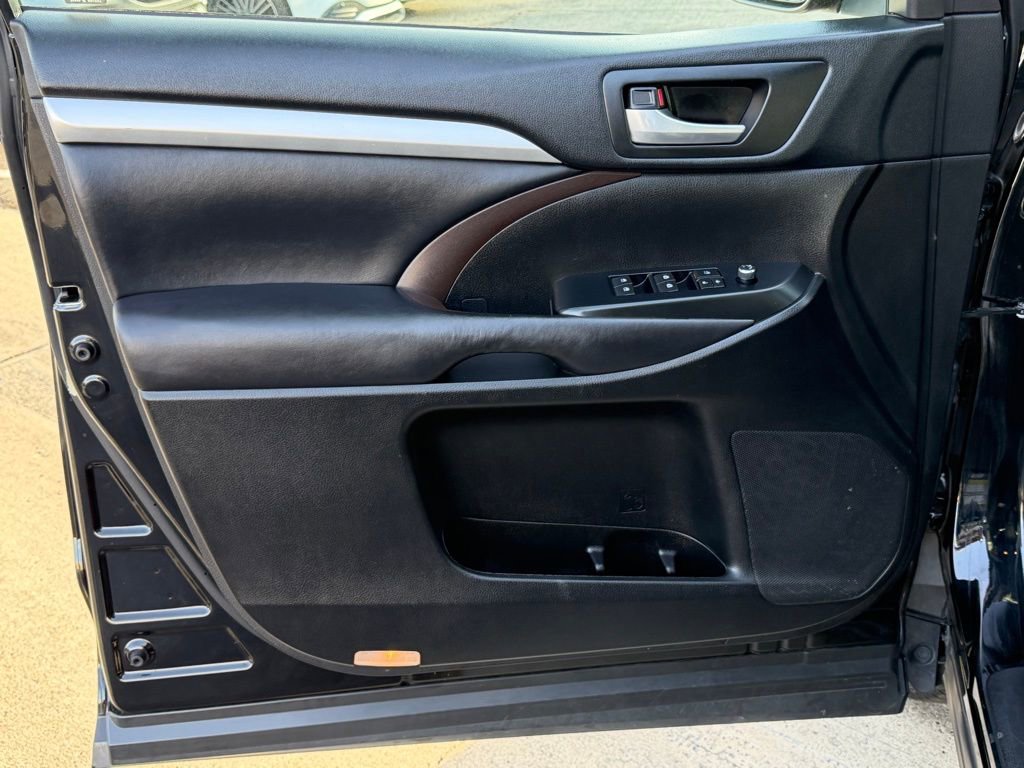 Used 2017 Toyota Highlander XLE image 17