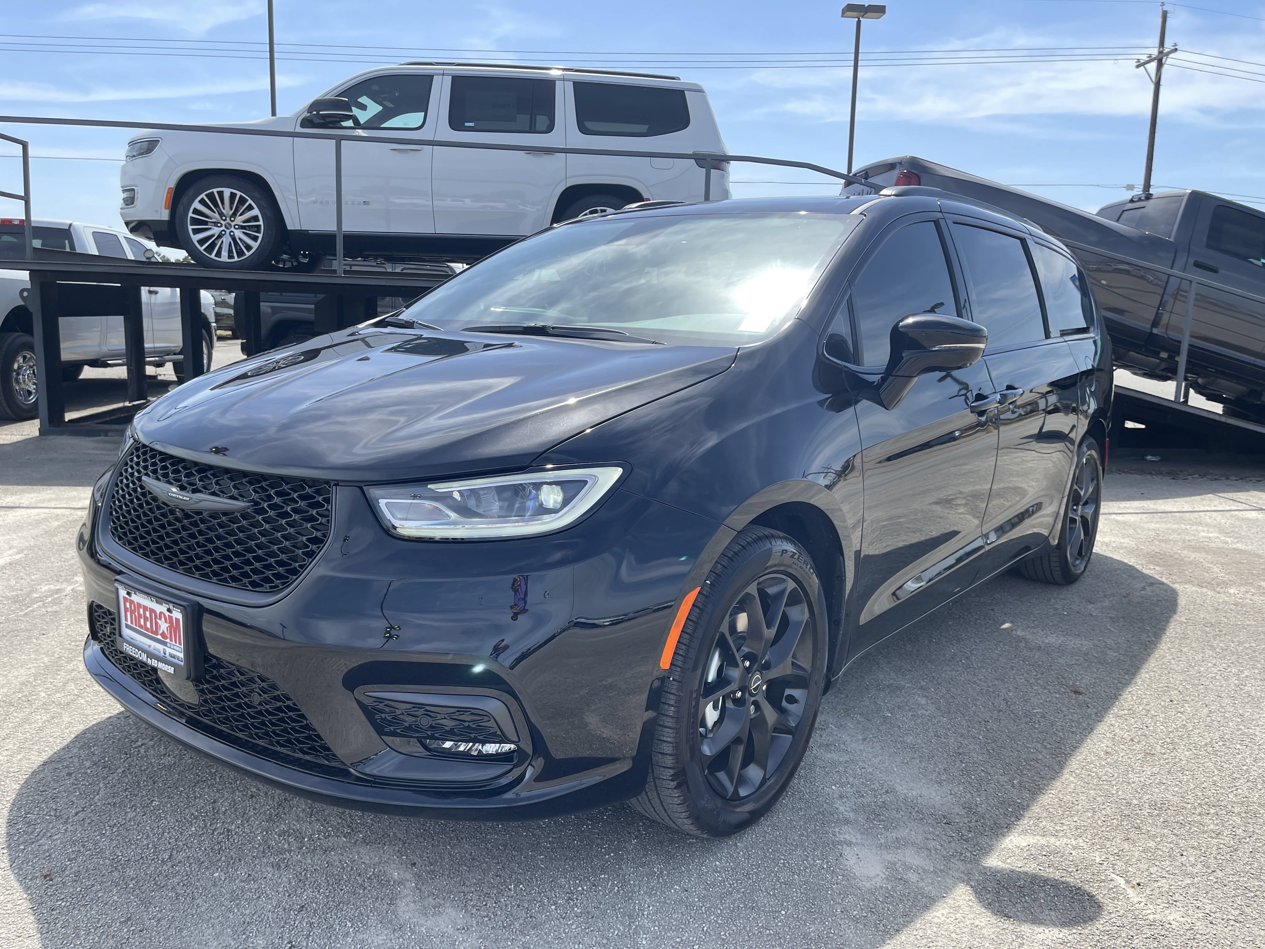 New 2025 Chrysler Pacifica Limited FWD image 7