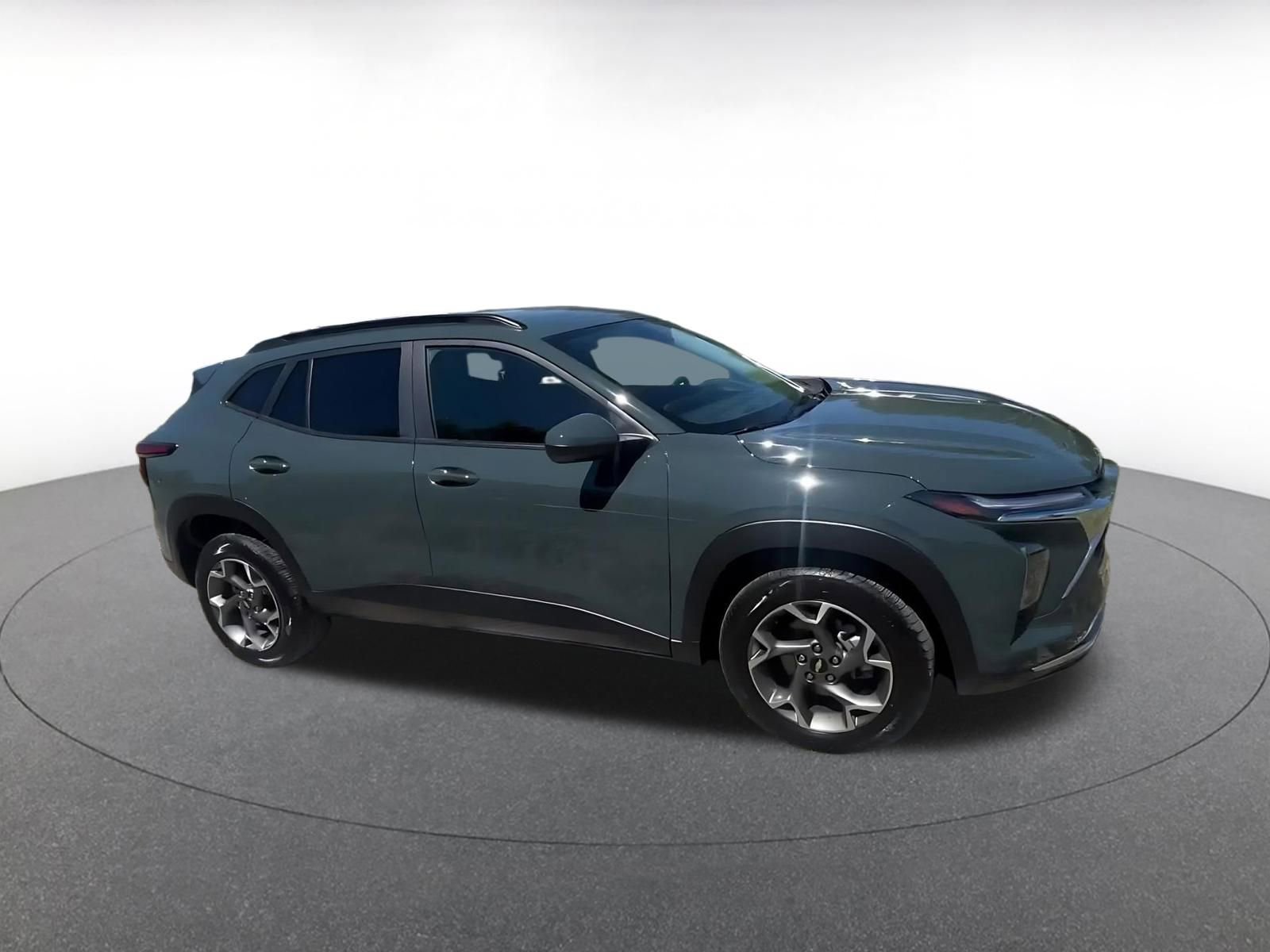 Used 2025 Chevrolet Trax LT w/ LT Convenience Package image 2