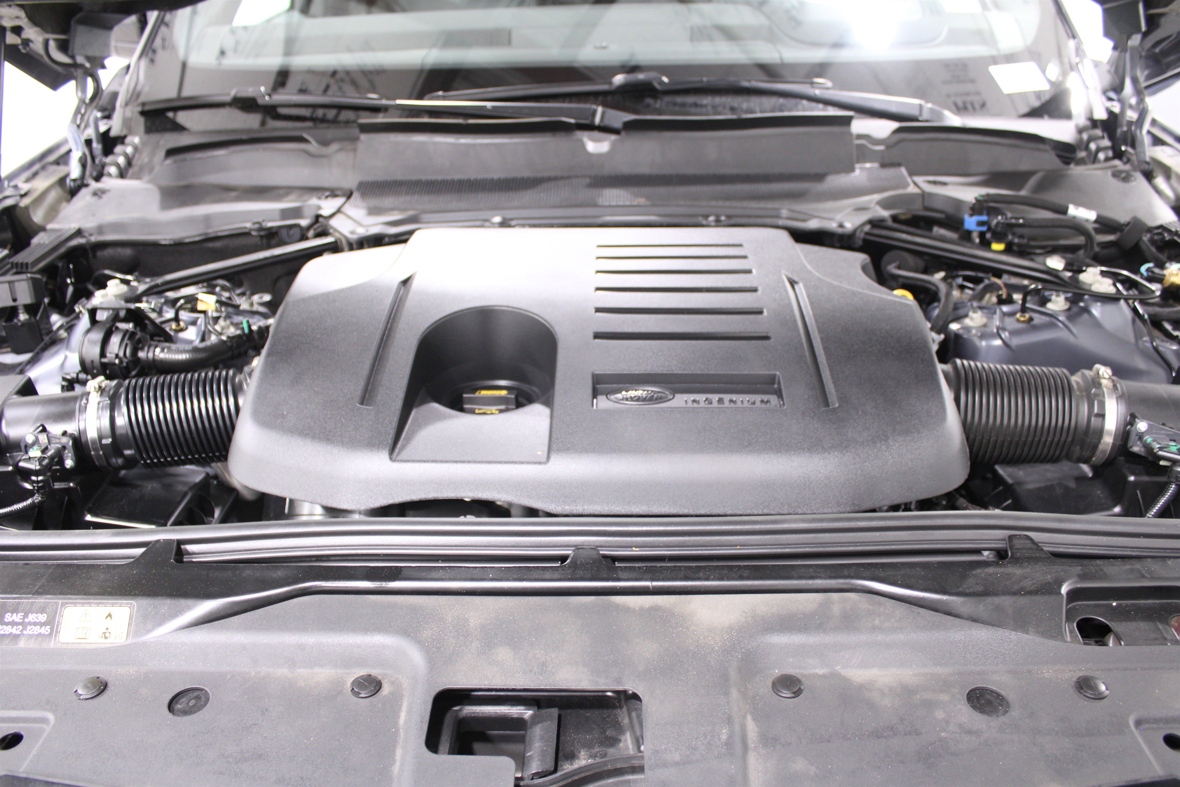 Used 2024 Land Rover Discovery Dynamic SE AWD/4WD image 40