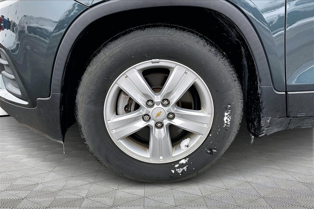 Used 2021 Chevrolet Trax LS w/ Tint and Cruise Package image 33