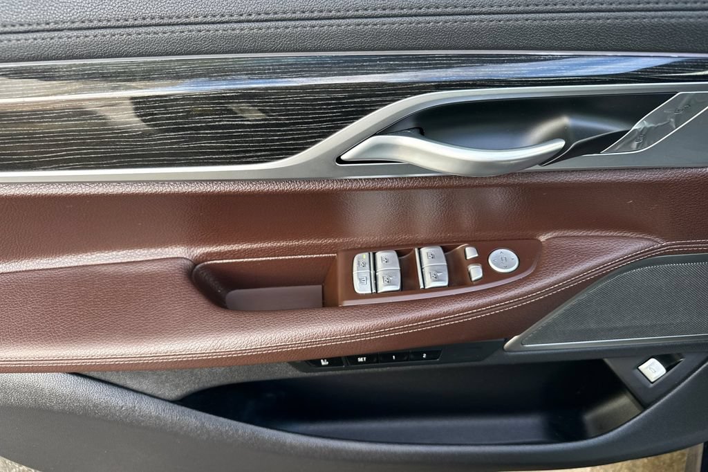Used 2020 BMW 740i w/ M Sport Package RWD image 10