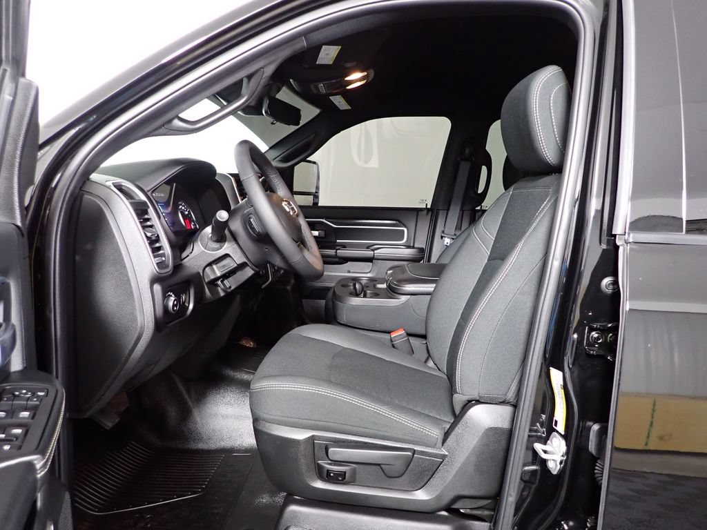 Used 2025 RAM 5500 4x4 Crew Cab image 22